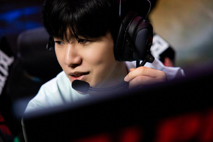 中场和前锋 中场和前锋